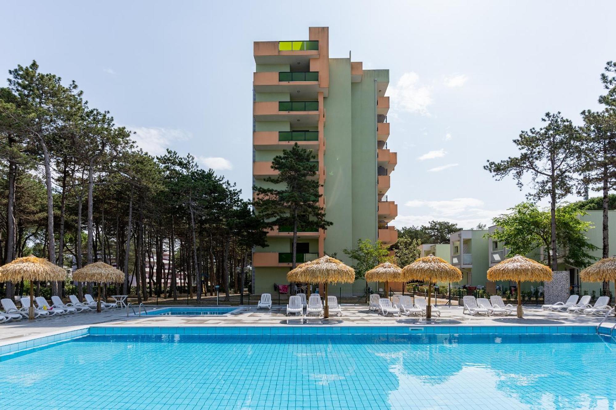 Castello Apartment Бибионе Екстериор снимка